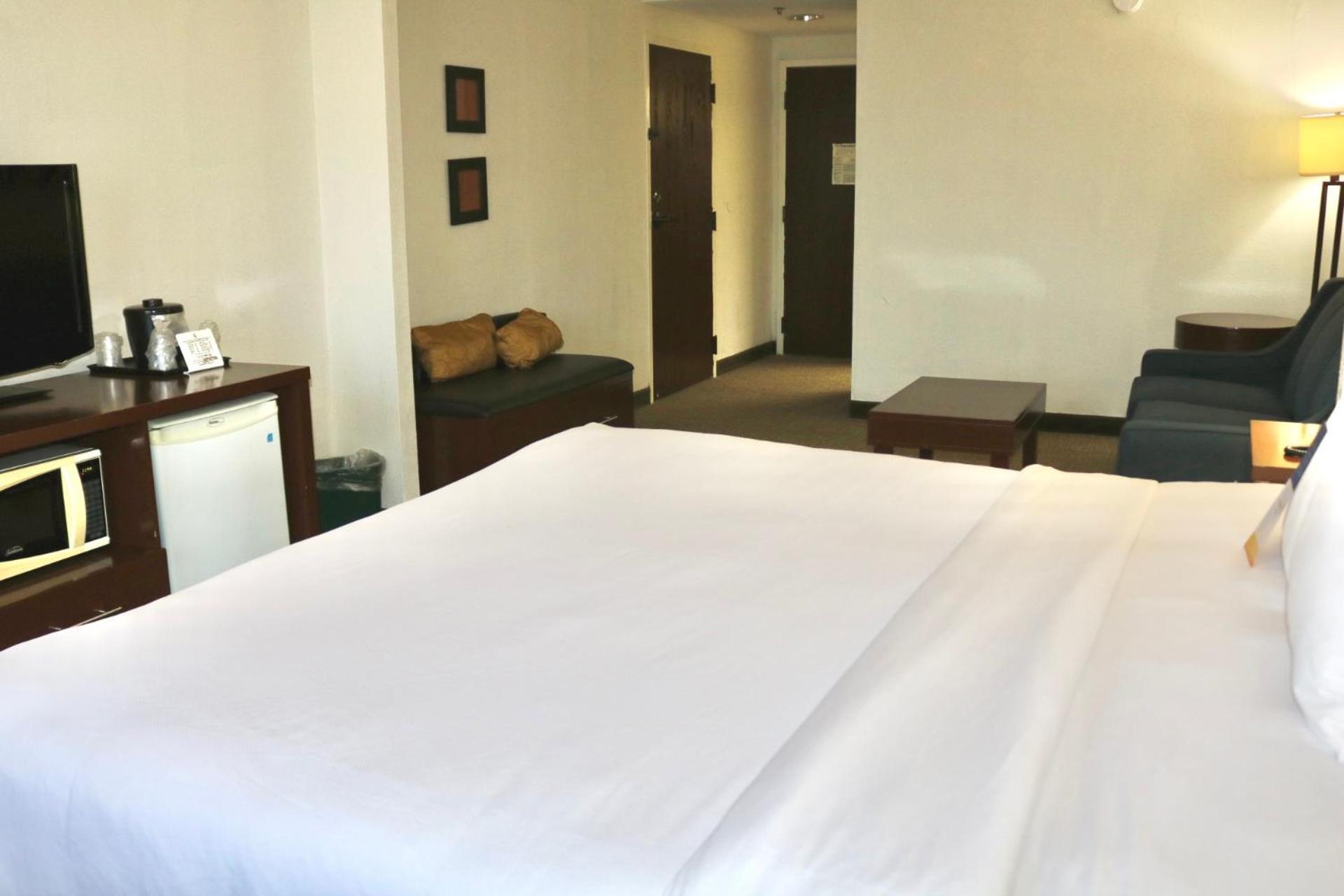 Comfort Suites Near Casinos Норидж Экстерьер фото