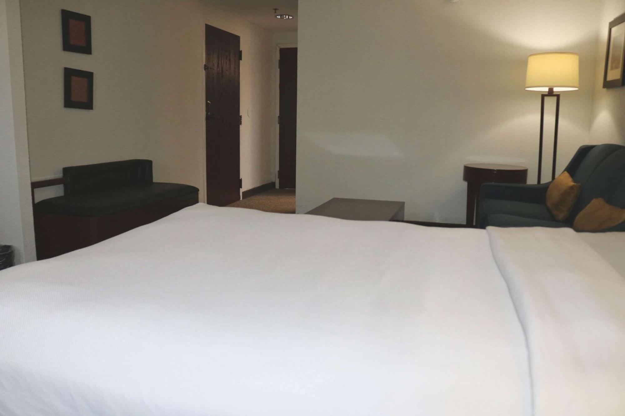 Comfort Suites Near Casinos Норидж Экстерьер фото