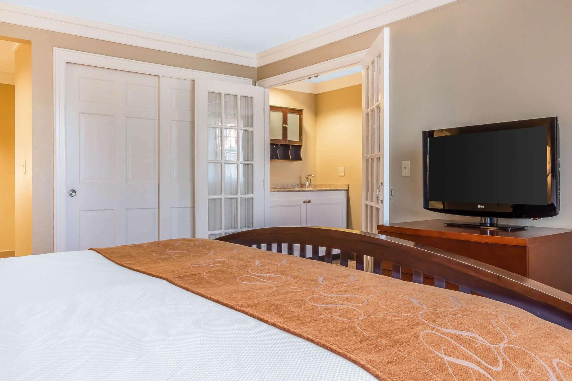 Comfort Suites Near Casinos Норидж Экстерьер фото