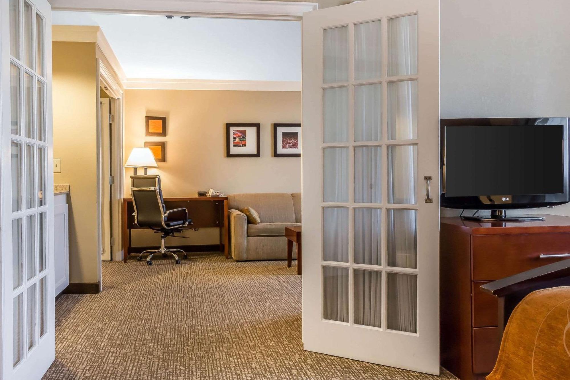 Comfort Suites Near Casinos Норидж Экстерьер фото