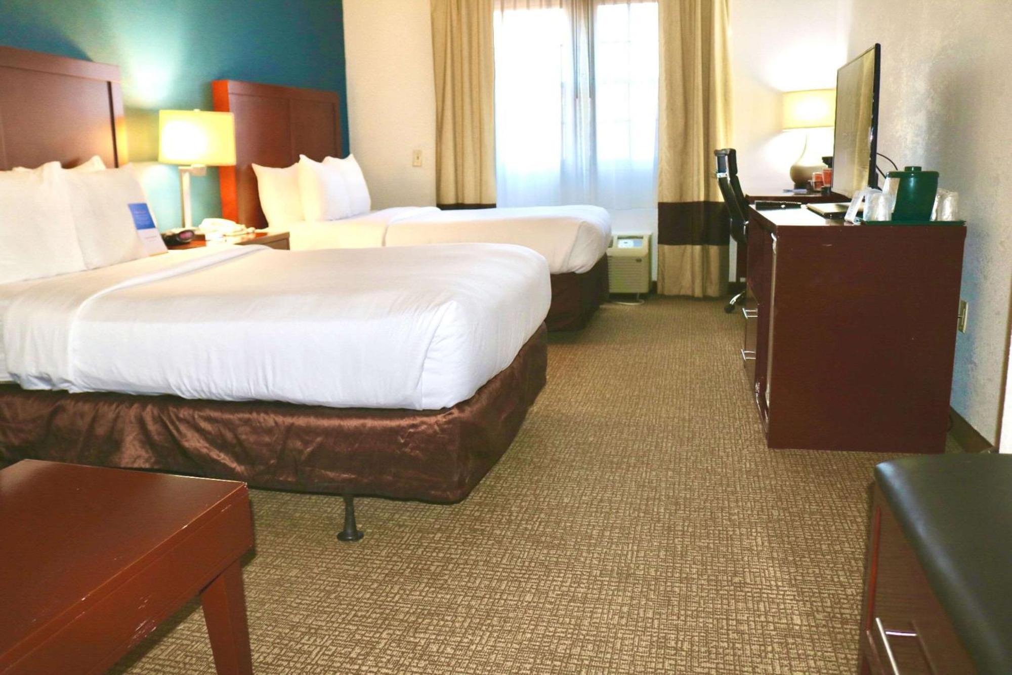 Comfort Suites Near Casinos Норидж Экстерьер фото