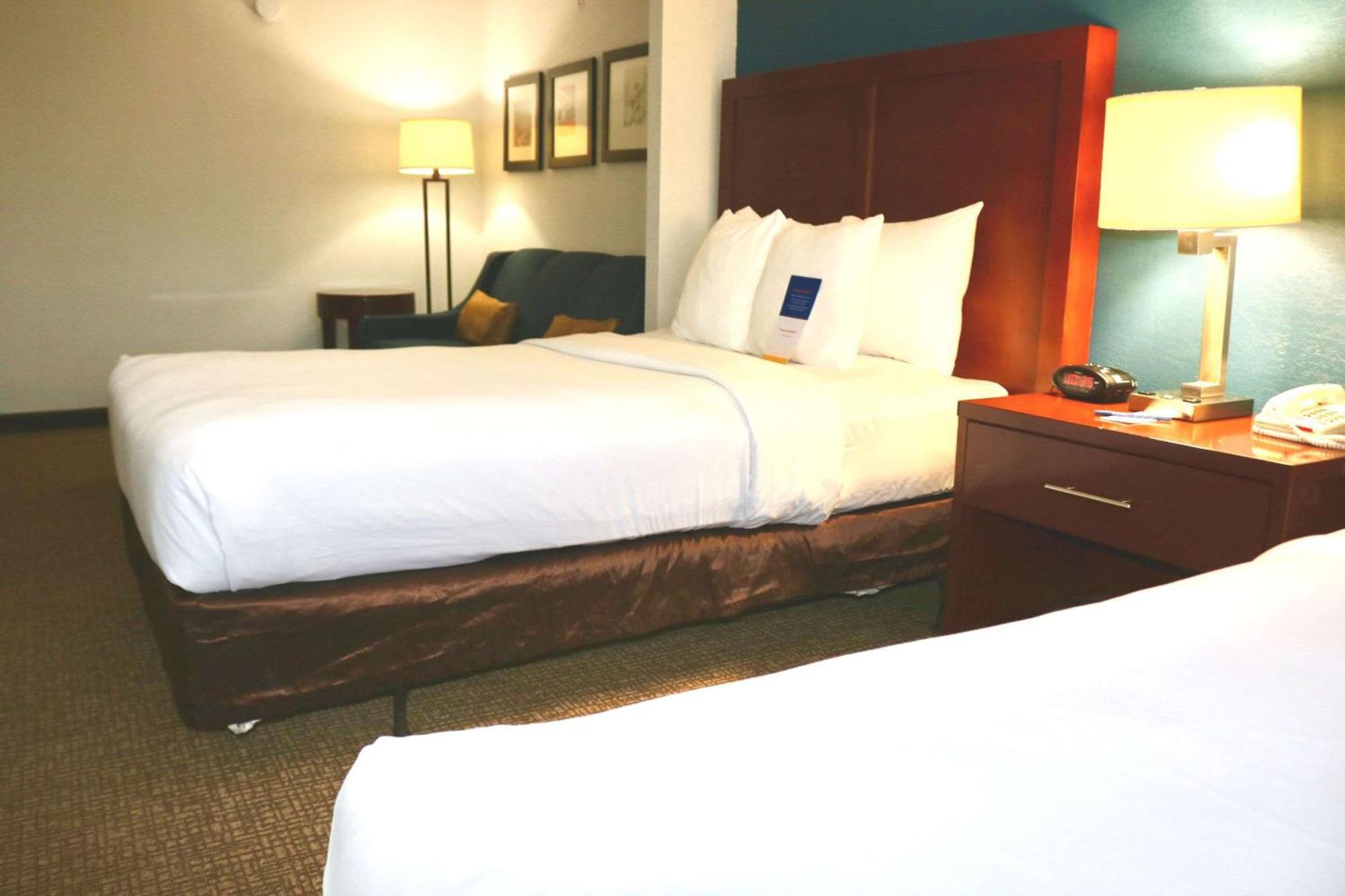 Comfort Suites Near Casinos Норидж Экстерьер фото