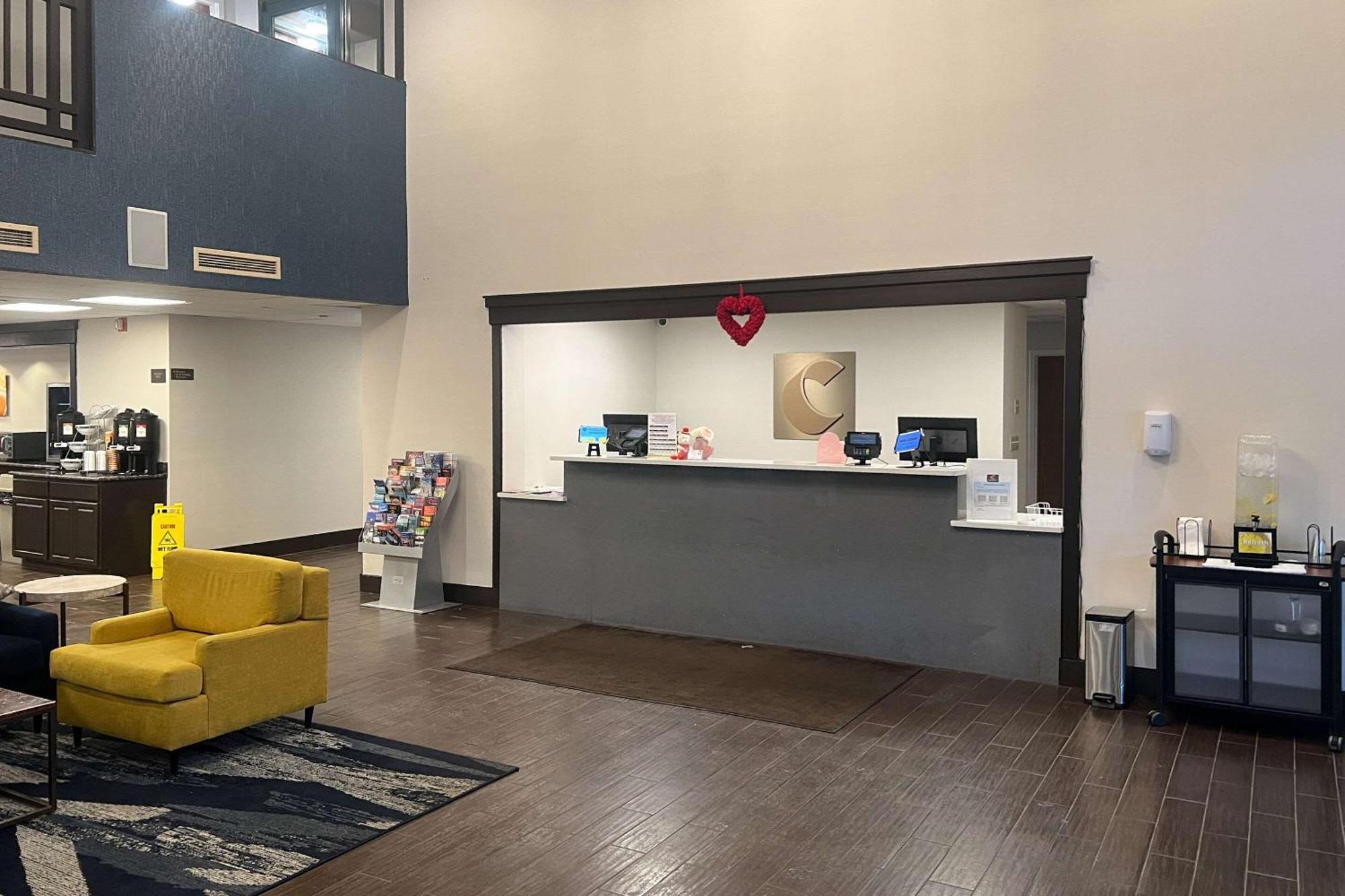 Comfort Suites Near Casinos Норидж Экстерьер фото